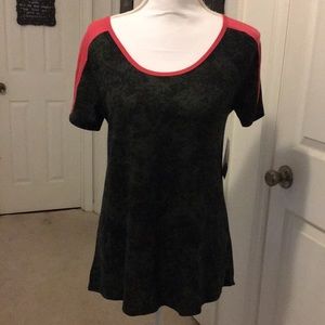 LulaRoe Classic T in XS